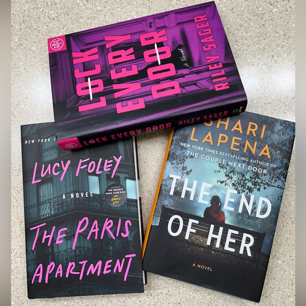 Assorted thriller/mystery hardback books.